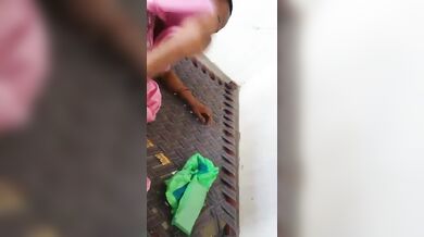 पाकिस्तानी देहाती औरत ने सलवार खोलकर दिखाई चूत और गांड