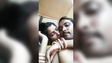 राजस्थानी कामुक बीवी ने पति से की हॉट किसिंग