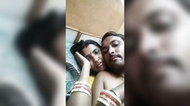 राजस्थानी कामुक बीवी ने पति से की हॉट किसिंग