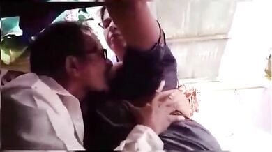 ठरकी टेलर ने चूसे शादीशुदा कस्टमर औरत के बड़े बूब