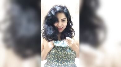 गर्लफ्रेंड ने खुशी से बॉयफ्रेंड के लिए खोलें अपने बुब्स