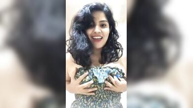 गर्लफ्रेंड ने खुशी से बॉयफ्रेंड के लिए खोलें अपने बुब्स