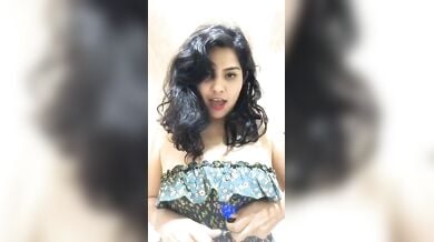 गर्लफ्रेंड ने खुशी से बॉयफ्रेंड के लिए खोलें अपने बुब्स