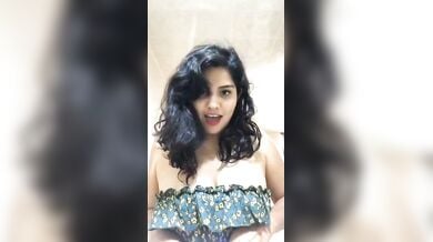 गर्लफ्रेंड ने खुशी से बॉयफ्रेंड के लिए खोलें अपने बुब्स