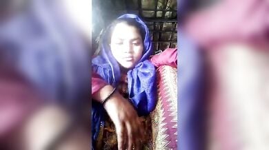 जाड़े के दिनों में गरीब खूबसूरत बीवी ने खोल कर दिखाई चूत