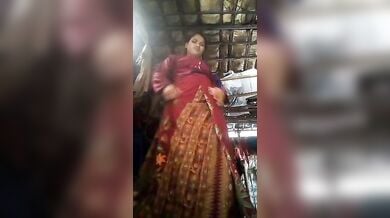 जाड़े के दिनों में गरीब खूबसूरत बीवी ने खोल कर दिखाई चूत