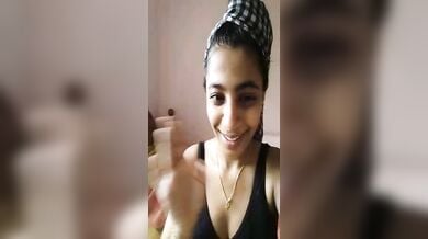 साउथ इंडियन लड़की ने दिखाएं बड़े-बड़े बूब