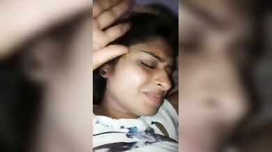 टाइट चूत में लंड घुसने से बीवी कामुकता से तड़पी