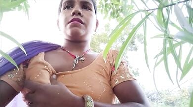 खेत में चुपके से आकर अपने भोसड़े में उंगली करती देहाती भाभी