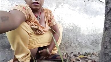 खेत में चुपके से आकर अपने भोसड़े में उंगली करती देहाती भाभी