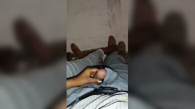 खटिया मे लेट बॉयफ्रेंड का लंड हिलाती गॉव की लड़को