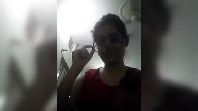 अपने रबर जैसे टाइट बूब्स दबाकर चुसती लड़की