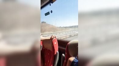 चलती बस से ट्रैफिक को बुब्स दिखाती अंग्रेज औरतें