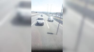 चलती बस से ट्रैफिक को बुब्स दिखाती अंग्रेज औरतें