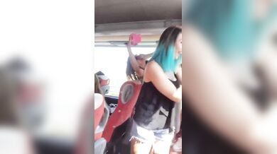 चलती बस से ट्रैफिक को बुब्स दिखाती अंग्रेज औरतें