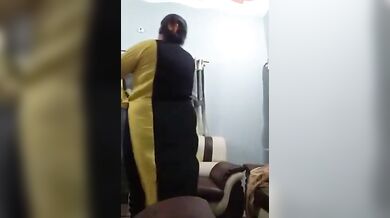 मेरे बेस्ट फ्रेंड के मॉम ने नंगे बदन किया हस्तमैथुन