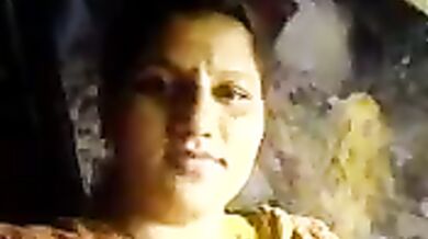 साउथ भाभी की कमीज में हाथ डालकर दबाए बुब्स