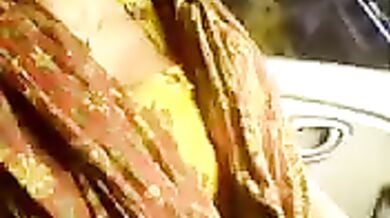 साउथ भाभी की कमीज में हाथ डालकर दबाए बुब्स