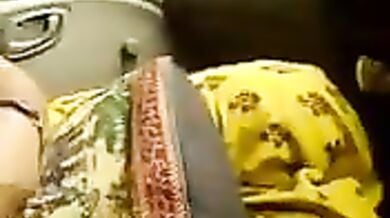 साउथ भाभी की कमीज में हाथ डालकर दबाए बुब्स