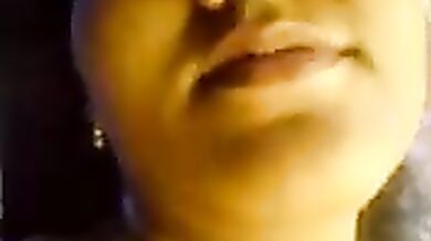 साउथ भाभी की कमीज में हाथ डालकर दबाए बुब्स