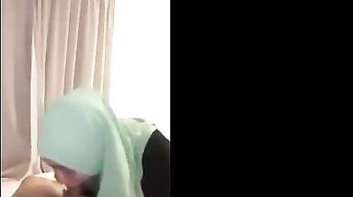हिजाब पहनी क्यूट लड़की ब्लोजॉब देकर चुदी