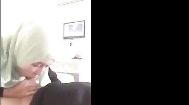 हिजाब पहनी क्यूट लड़की ब्लोजॉब देकर चुदी