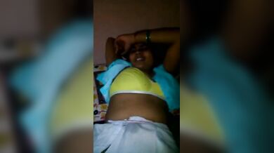 ब्लाउज खोलकर चुदने के लिए रेडी बीवी की चूत