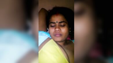 ब्लाउज खोलकर चुदने के लिए रेडी बीवी की चूत