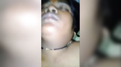 उत्तेजित, तेलुगू बीवी ने लंड पकड़ कर चूत में डाला