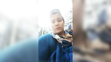 मेहंदी वाले हाथ से चुत चोदकर पानी निकालती गांव की छोरी