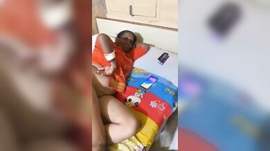 चुदाई के लिये सलवार उतार लेटी रंडी ऑन्टी