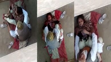 पड़ोसन ऑन्टी की घर के आँगन मे चुदाई करते मुस्लिम दादा