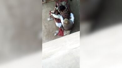 पड़ोसन ऑन्टी की घर के आँगन मे चुदाई करते मुस्लिम दादा