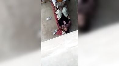 पड़ोसन ऑन्टी की घर के आँगन मे चुदाई करते मुस्लिम दादा