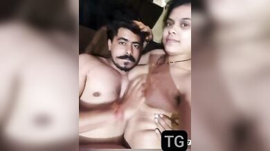 बीवी ने अपने हरियाणवी पति को अपने गोरे बुब्स खिलाएं