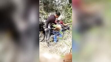 जंगल में नेपाली गर्लफ्रेंड की जींस खिसकाकर उसे बाइक पर झुकाकर चूत में की उंगली