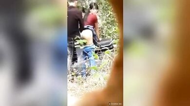 जंगल में नेपाली गर्लफ्रेंड की जींस खिसकाकर उसे बाइक पर झुकाकर चूत में की उंगली