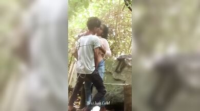 पार्क के कोने में चुदासी गर्लफ्रेंड ने बॉयफ्रेंड से किया स्टैंडिंग सेक्स