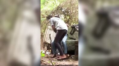 पार्क के कोने में चुदासी गर्लफ्रेंड ने बॉयफ्रेंड से किया स्टैंडिंग सेक्स