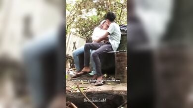 पार्क के कोने में चुदासी गर्लफ्रेंड ने बॉयफ्रेंड से किया स्टैंडिंग सेक्स