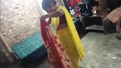 साड़ी वाली गरीब शादीशुदा औरत की बनाई ब्लू फिल्म