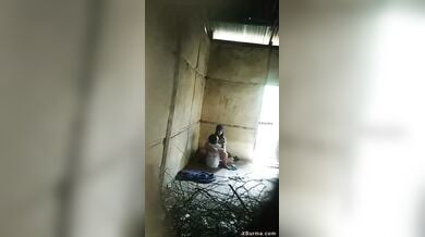 बंजर मकान में सीक्रेट सेक्स करते लवर्स पर स्पायिंग