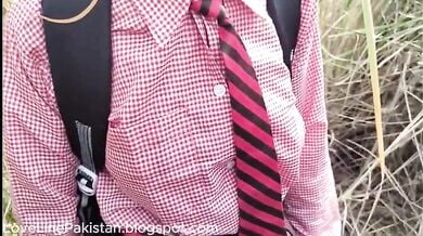 दुबली कॉलेज गर्ल को जंगल में यूनिफार्म में चोदा झडे तक