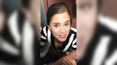 मॉल के टॉयलेट में लड़की ने चूसा लंड, चुदी और फेस पर लिया कमशॉट