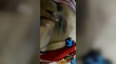 बीवी ने बेशर्मी से जांघें फैलाकर चूत चोदने के लिए परोसी