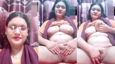 सेक्सी चश्मिश ऑन्टी ने बिग बूब्स दबाते हुए गुलाबी चुत मे ऊँगली की