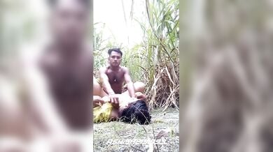 गन्ने के खेत में जम के चोदी गांव की लौंडी