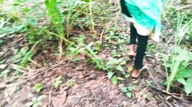 बिहारी लड़की की घने बालों वाली बुर जंगल में चोदी