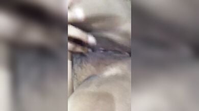 चुत मे ऊँगली कर मजा लेटी कामुक लड़की