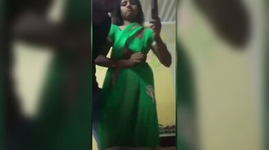 बहनचोद भाई ने बहन की साड़ी उठाकर दिखाई उसकी गांड, दबाई गोरी चुचियां